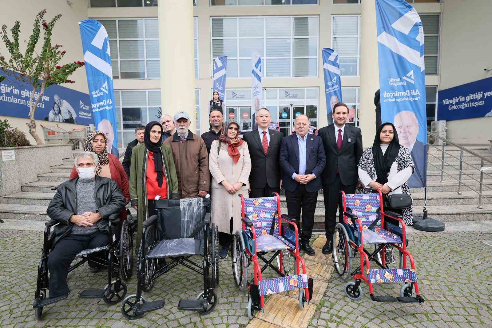 Yüreğir Belediyesi engelli bireylere tekerlekli sandalye dağıttı