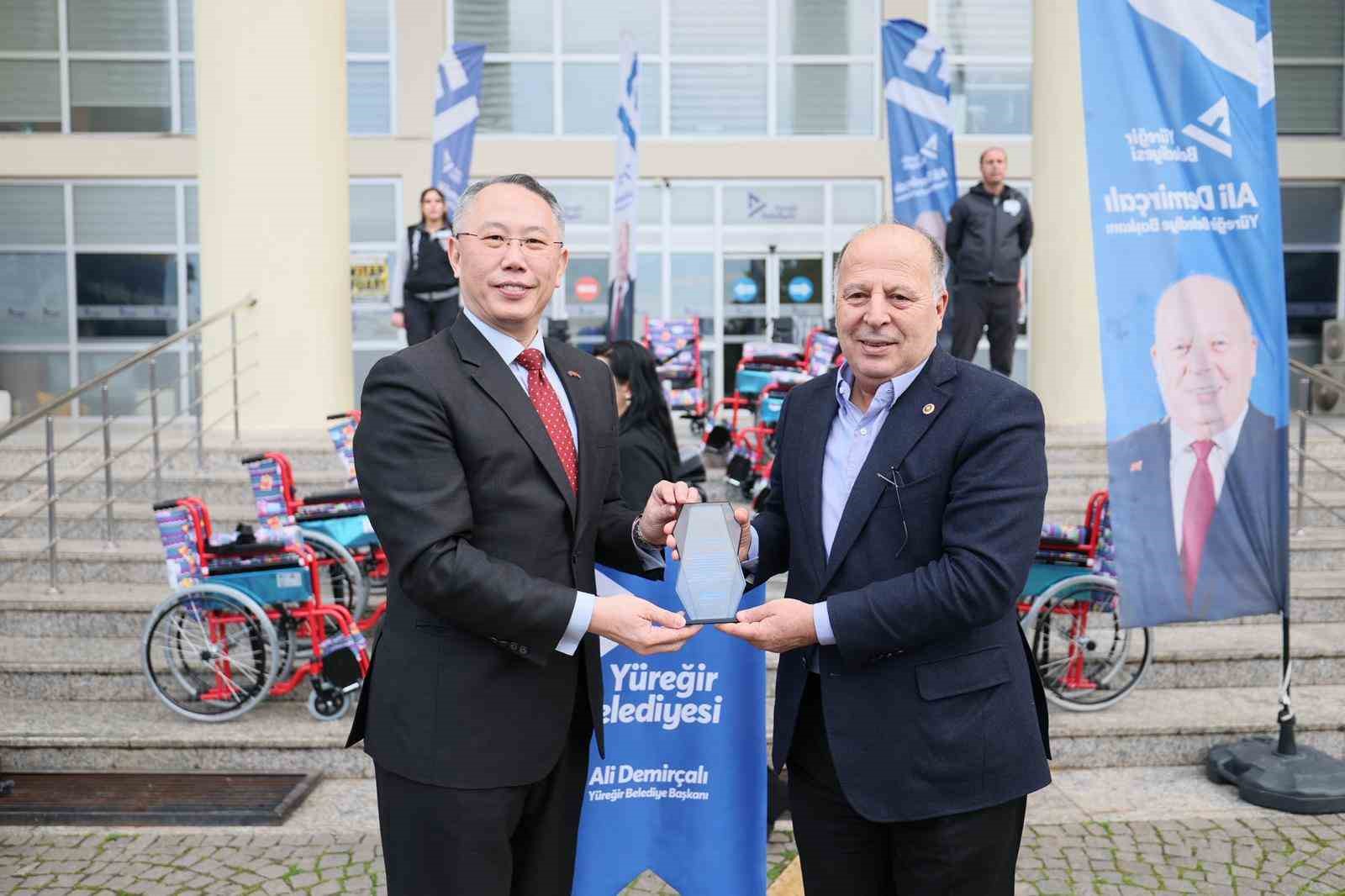 Yüreğir Belediyesi engelli bireylere tekerlekli sandalye dağıttı