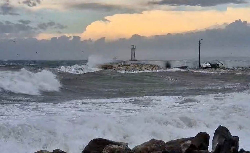Silivri Sahilinde lodos alarmı: Dev dalgalar kıyıyı dövdü