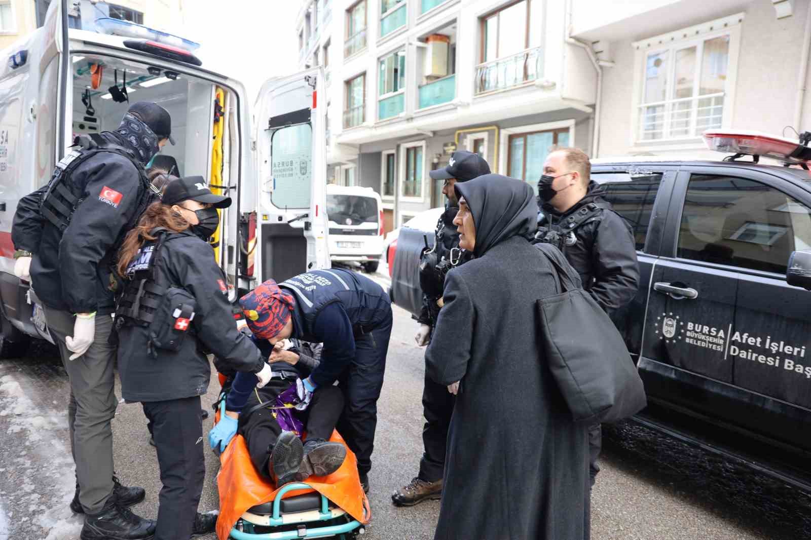 Kardan yolu kapanan hastaya büyükşehir ekipleri yetişti