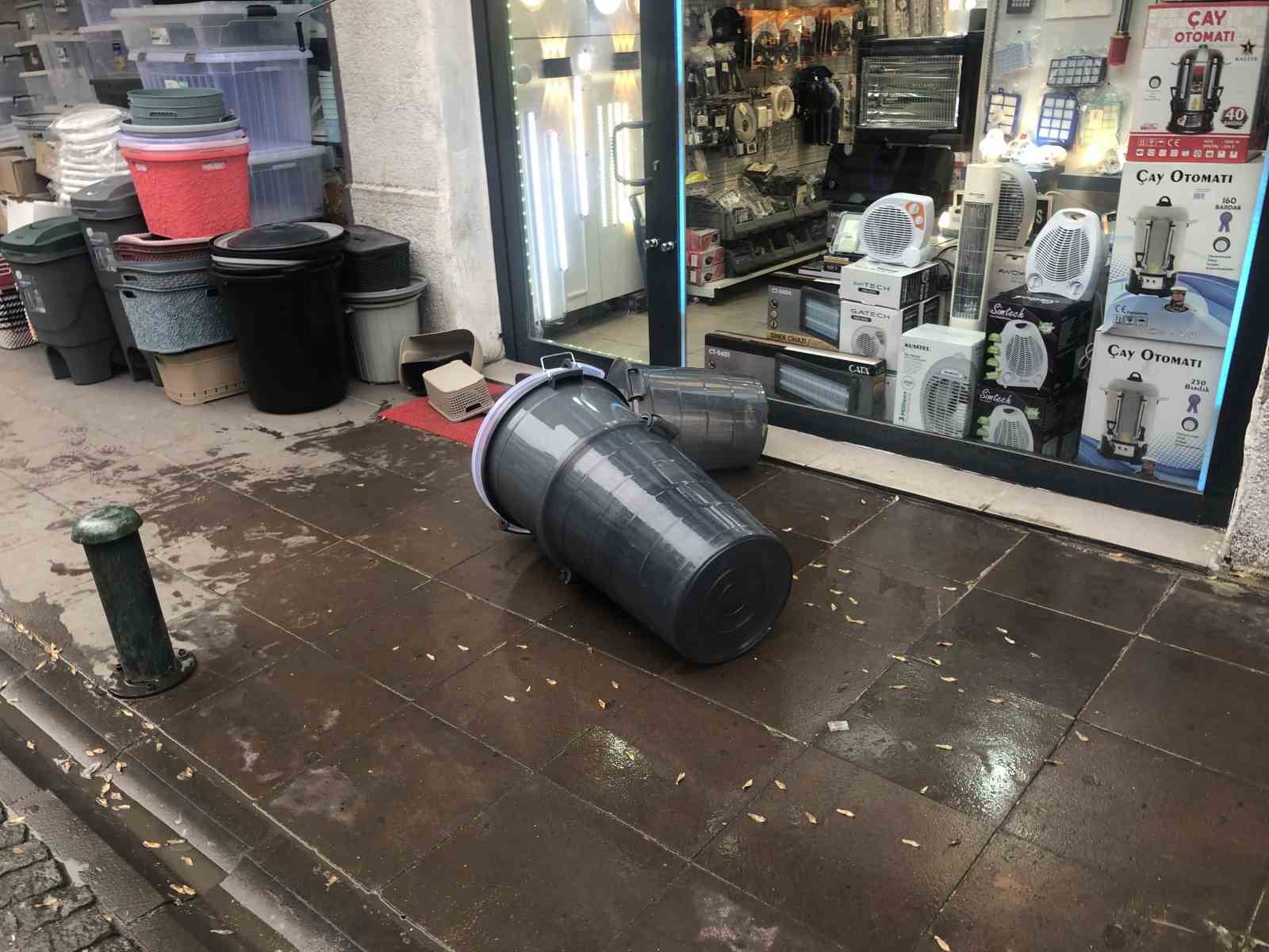 Şiddetli fırtına ortalığı birbirine kattı