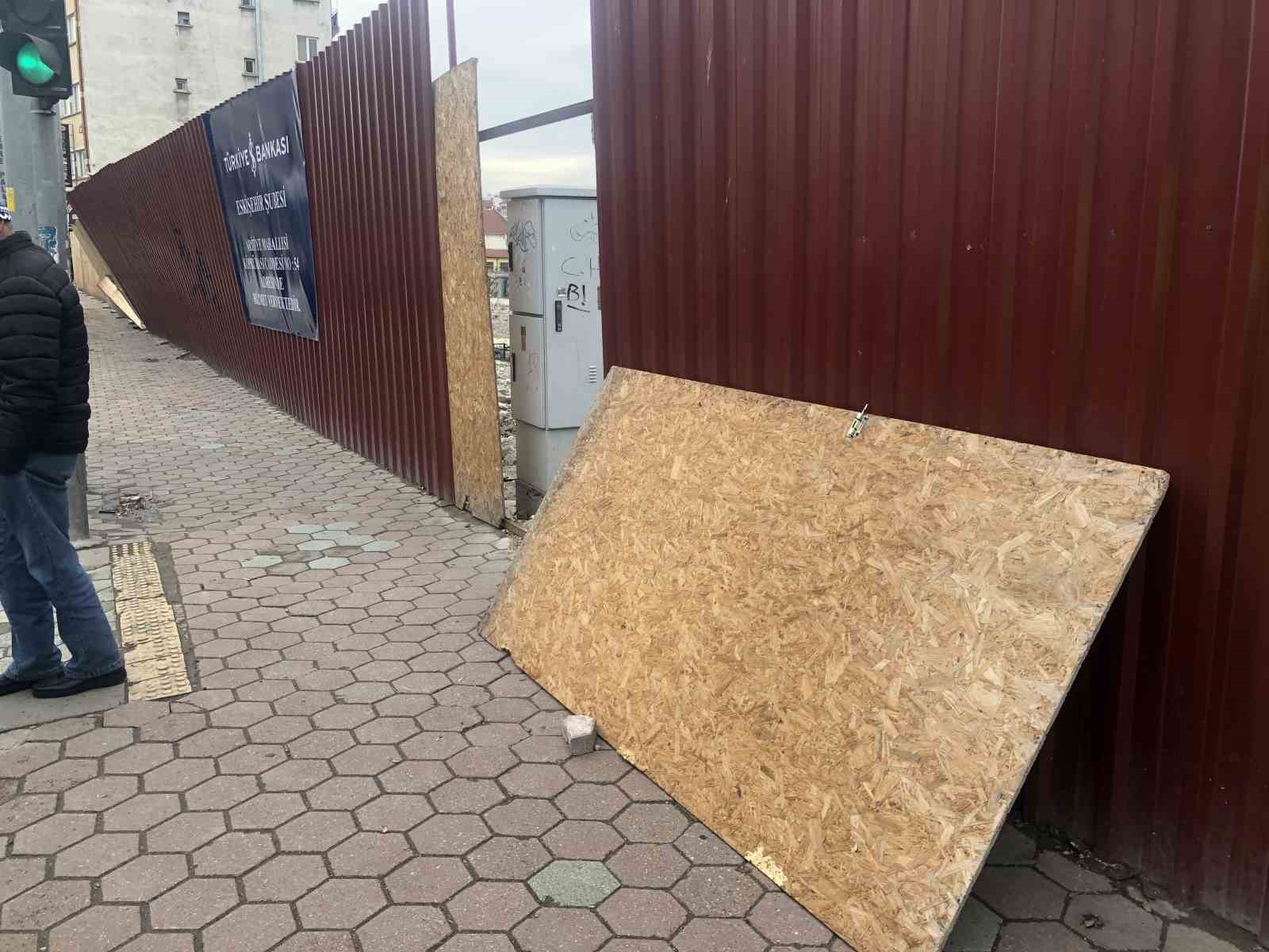 Şiddetli fırtına ortalığı birbirine kattı