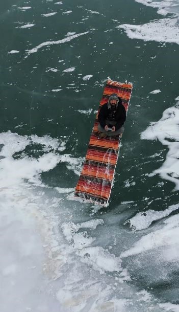 Donan baraj gölünün üzerine kilim serip oturdu
