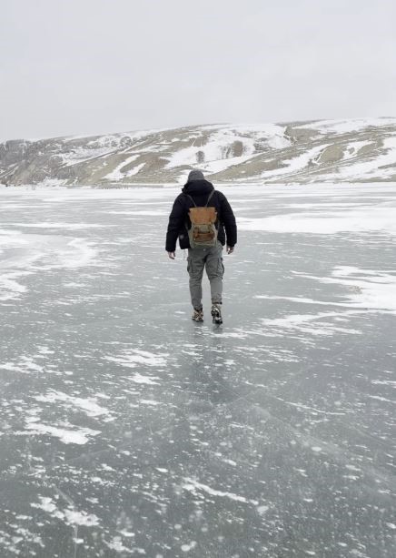Donan baraj gölünün üzerine kilim serip oturdu