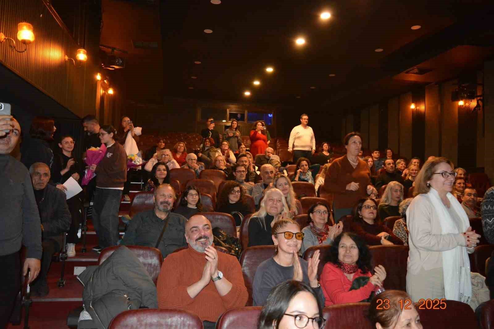 55 yaşında Biyologluğu bırakıp tiyatrocu oldu