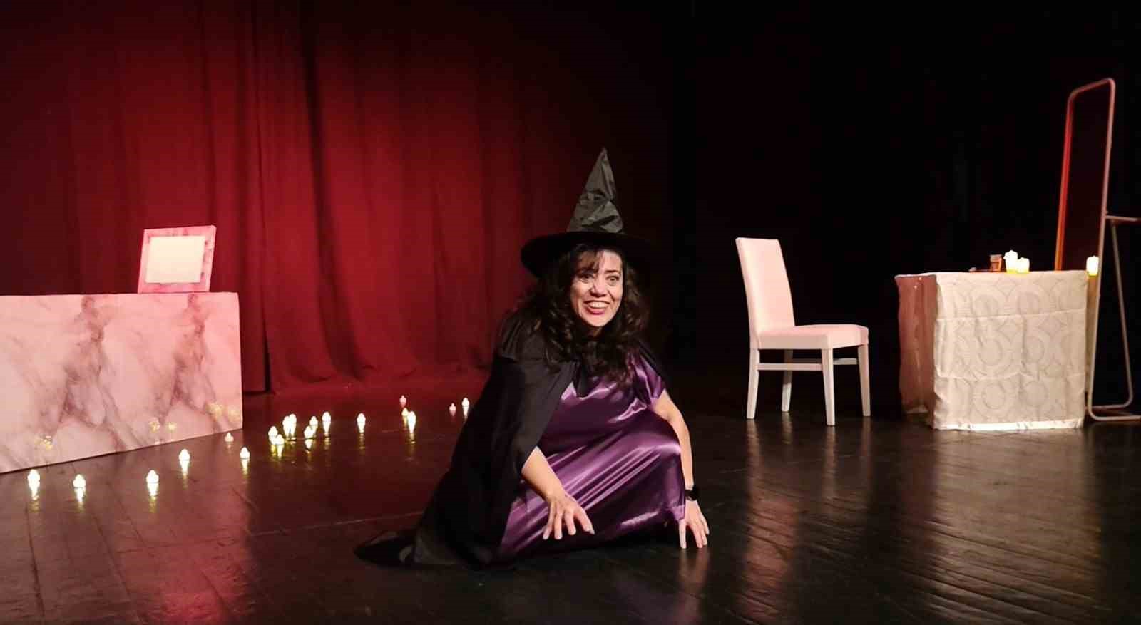 55 yaşında Biyologluğu bırakıp tiyatrocu oldu