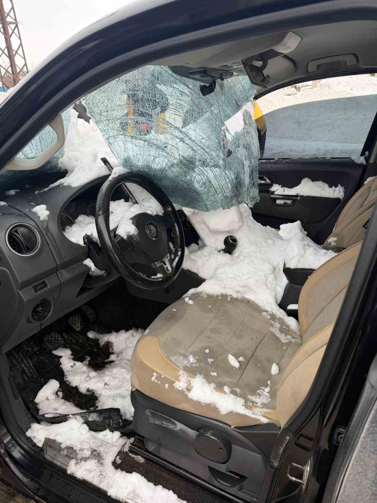 Üst geçitten otomobilin üzerine kar kütlesi düştü: 1 yaralı