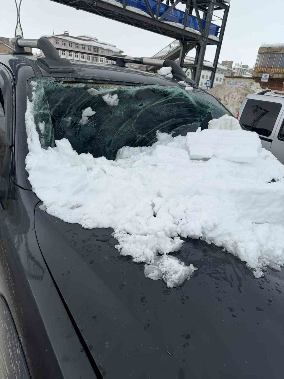 Üst geçitten otomobilin üzerine kar kütlesi düştü: 1 yaralı