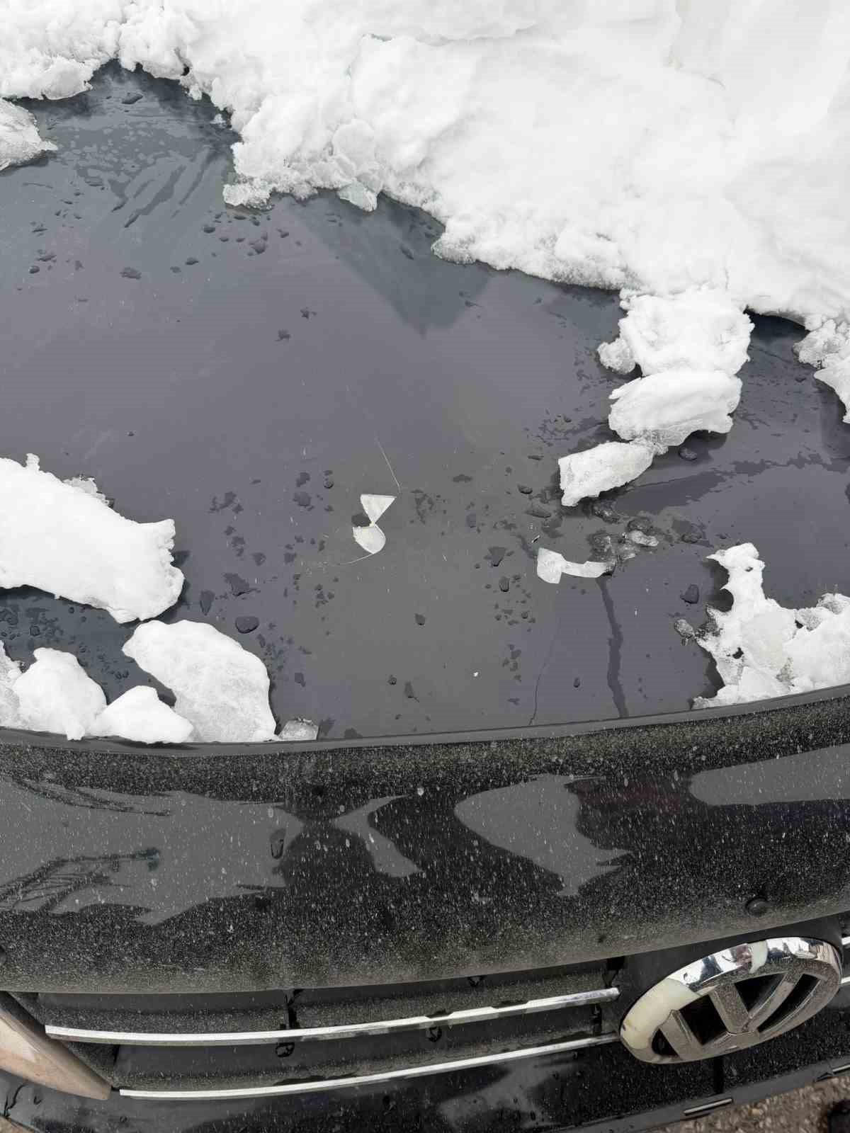 Üst geçitten otomobilin üzerine kar kütlesi düştü: 1 yaralı