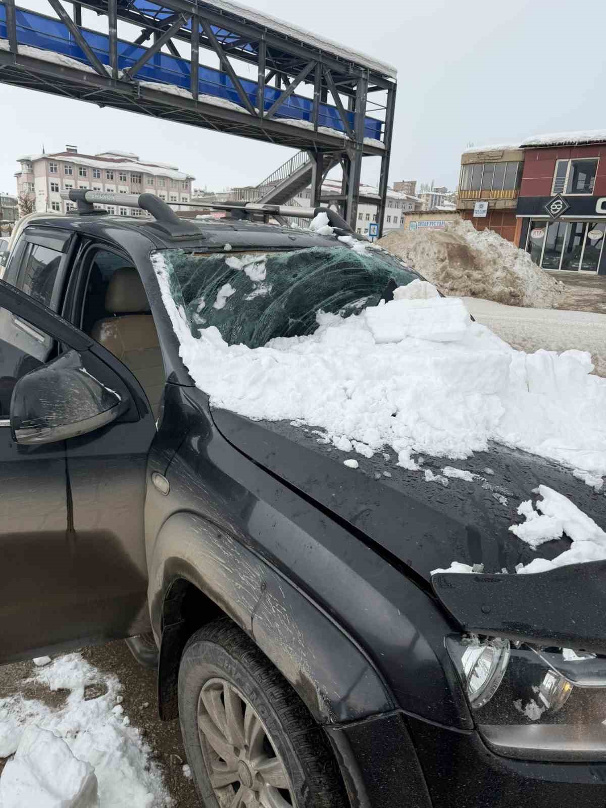 Üst geçitten otomobilin üzerine kar kütlesi düştü: 1 yaralı