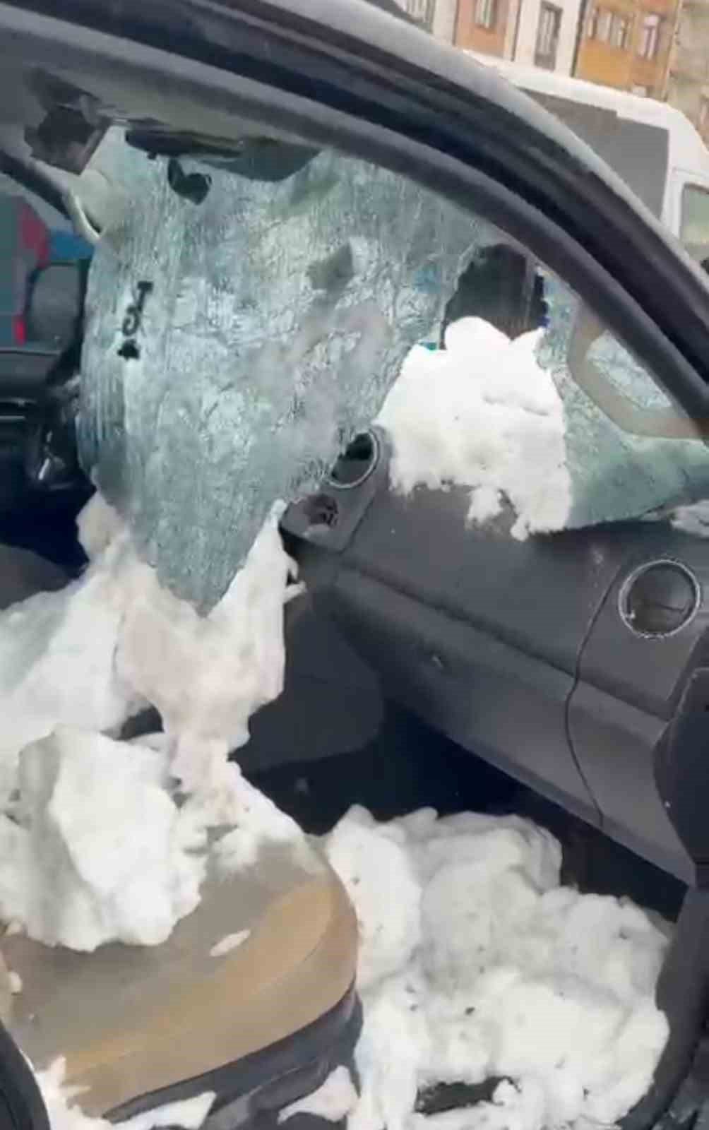 Üst geçitten otomobilin üzerine kar kütlesi düştü: 1 yaralı