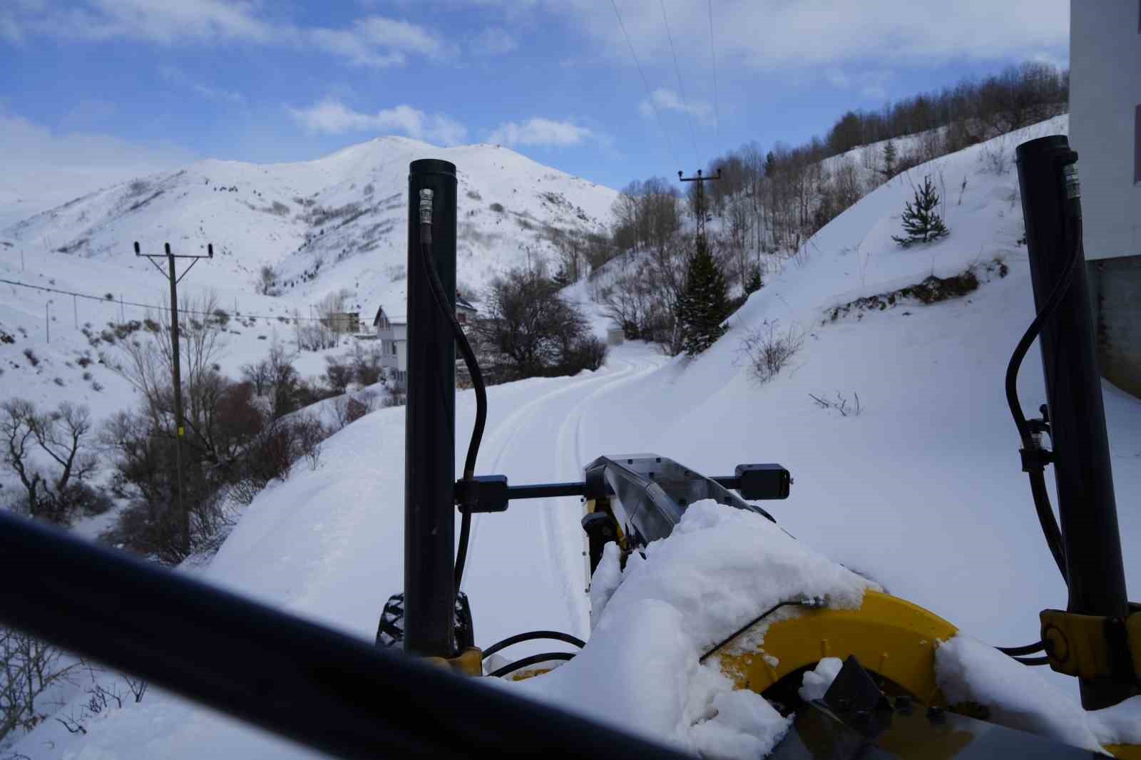 Gümüşhane’de kapanan köy yollarında kar mesaisi aralıksız sürüyor