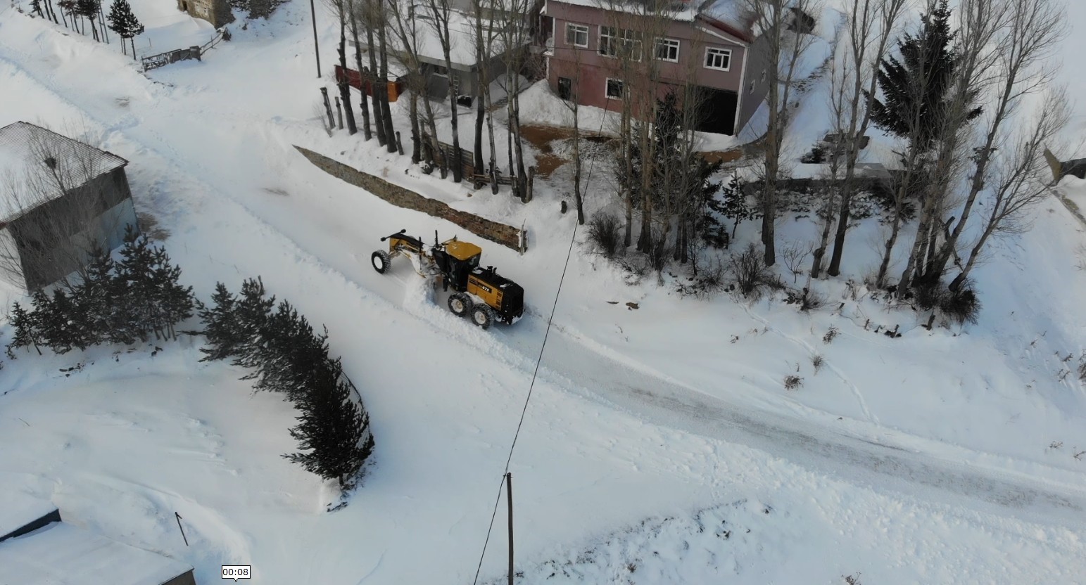 Gümüşhane’de kapanan köy yollarında kar mesaisi aralıksız sürüyor
