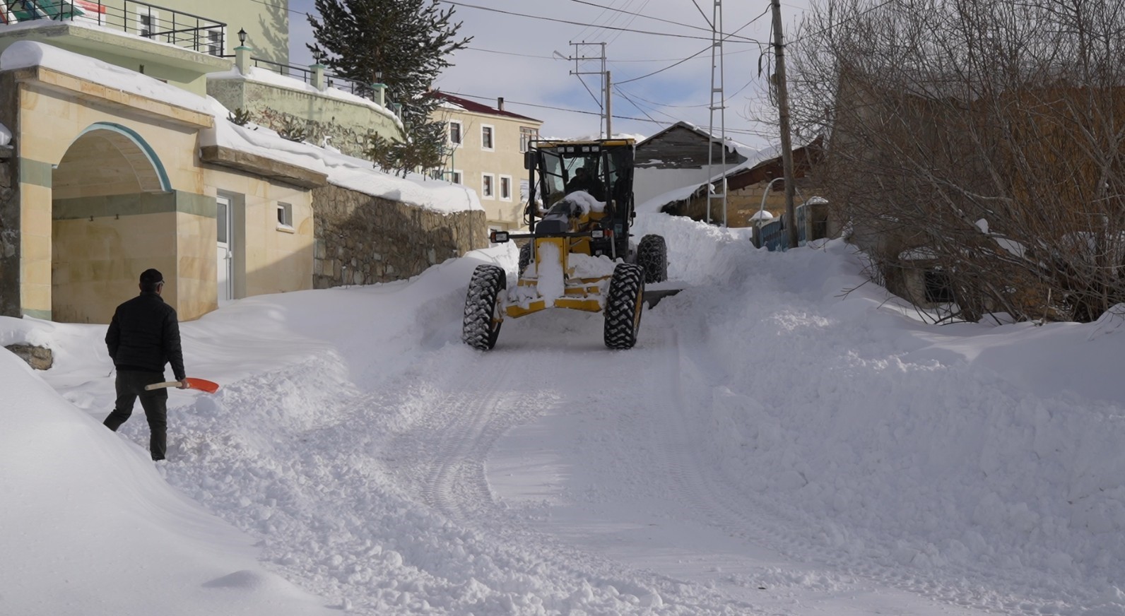 Gümüşhane’de kapanan köy yollarında kar mesaisi aralıksız sürüyor