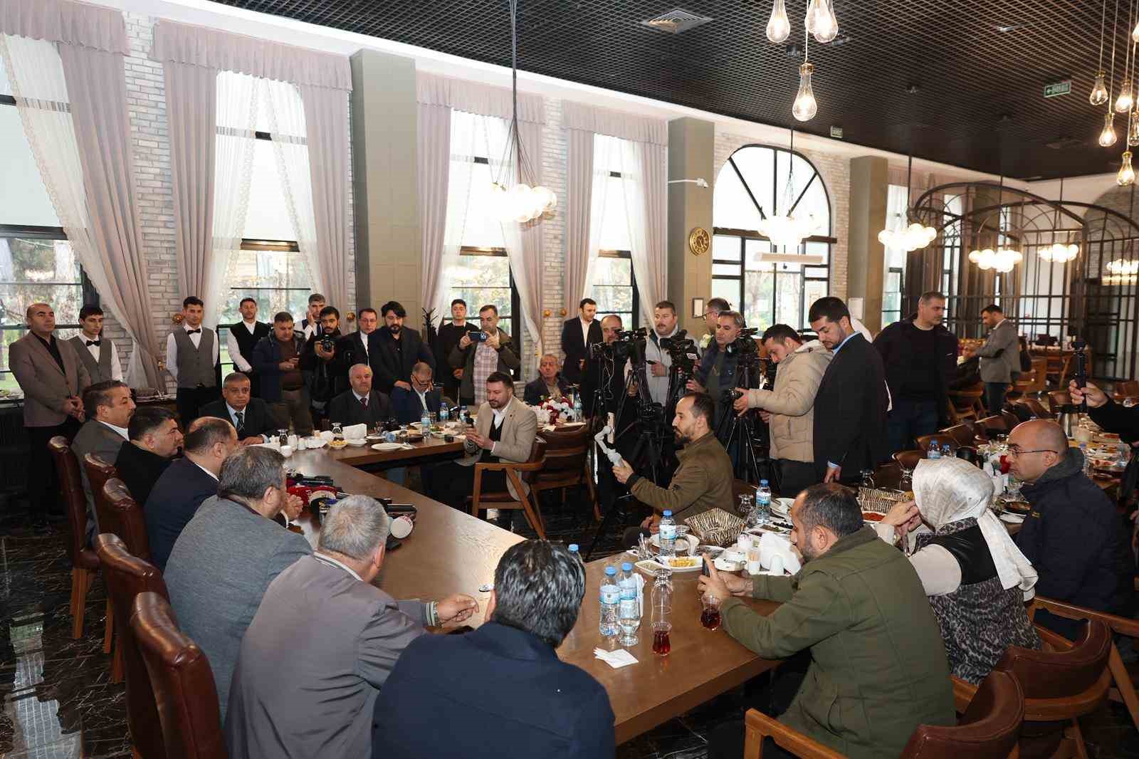 Büyükşehir Belediye Başkanı Gülpınar, gazetecilerle buluştu