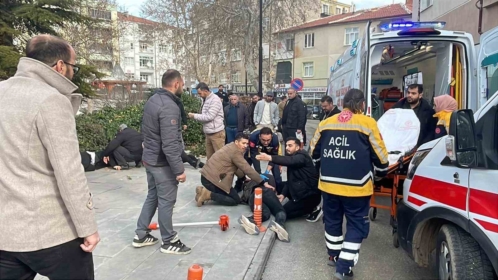 Baba ve 3 oğlu sokak ortasında silahla vuruldu: Yaralılardan 3’ünün durumu ağır