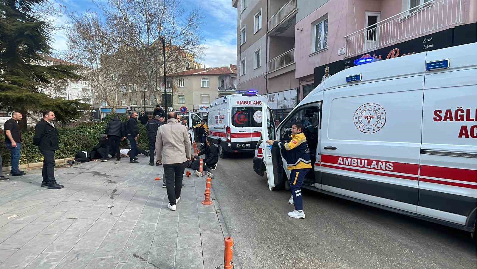 Baba ve 3 oğlu sokak ortasında silahla vuruldu: Yaralılardan 3’ünün durumu ağır