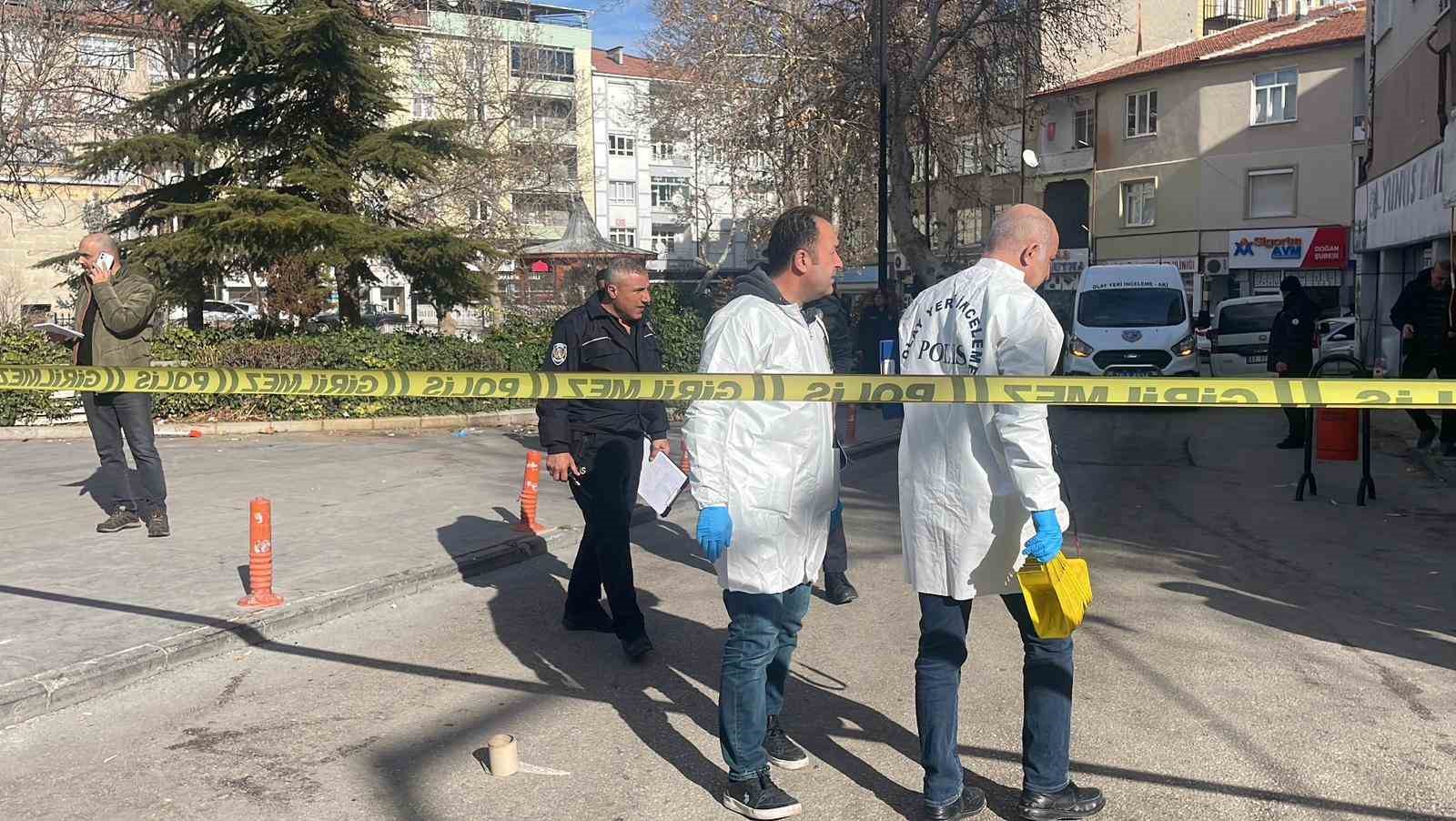 Baba ve 3 oğlu sokak ortasında silahla vuruldu: Yaralılardan 3’ünün durumu ağır