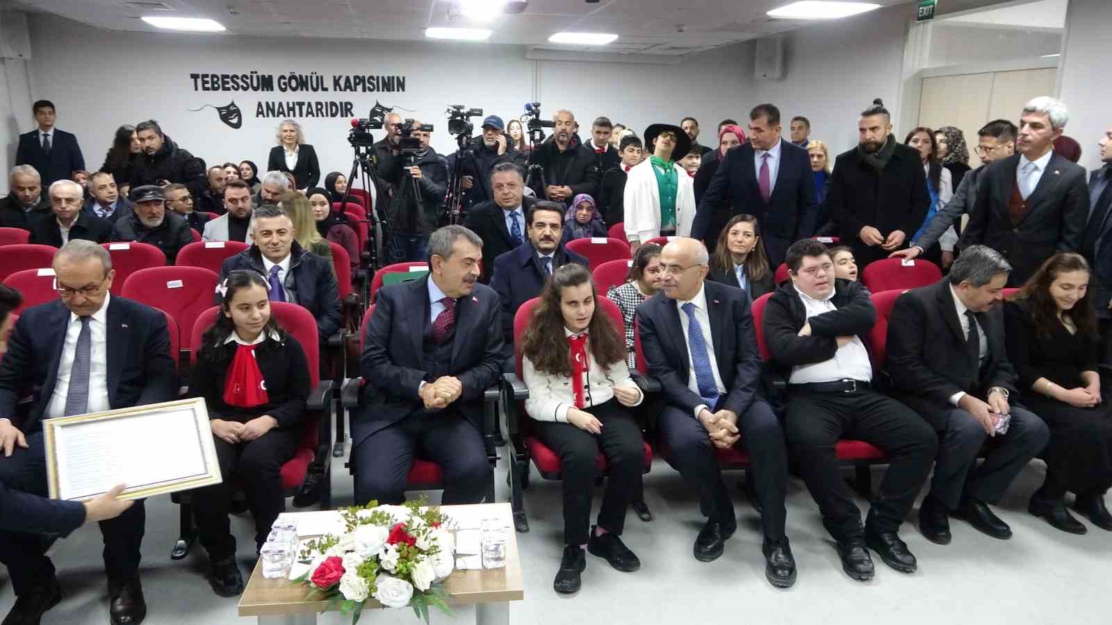 Bakan Tekin Malatya’da görme engelli öğrencilerle bir araya geldi