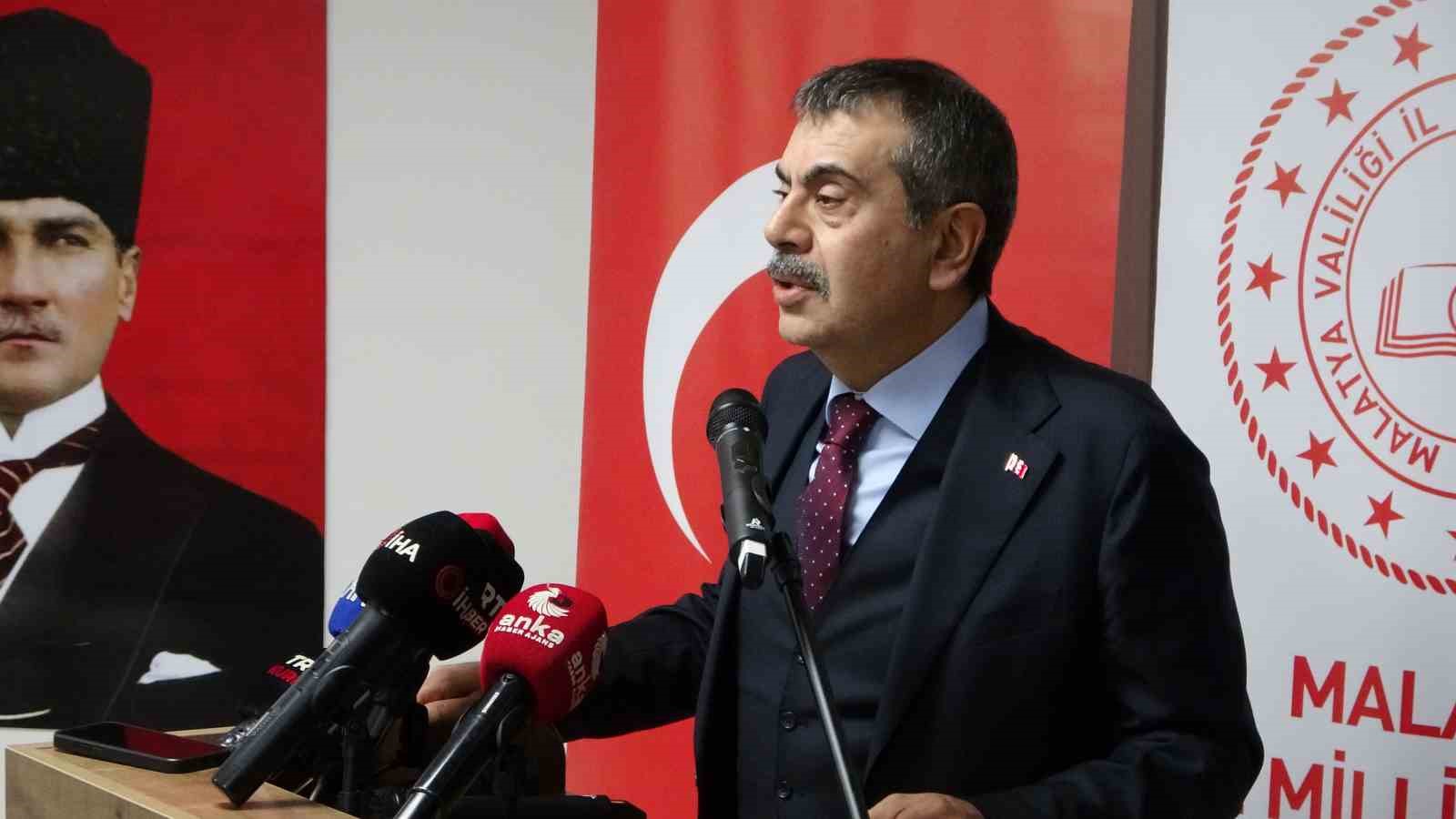 Bakan Tekin Malatya’da görme engelli öğrencilerle bir araya geldi