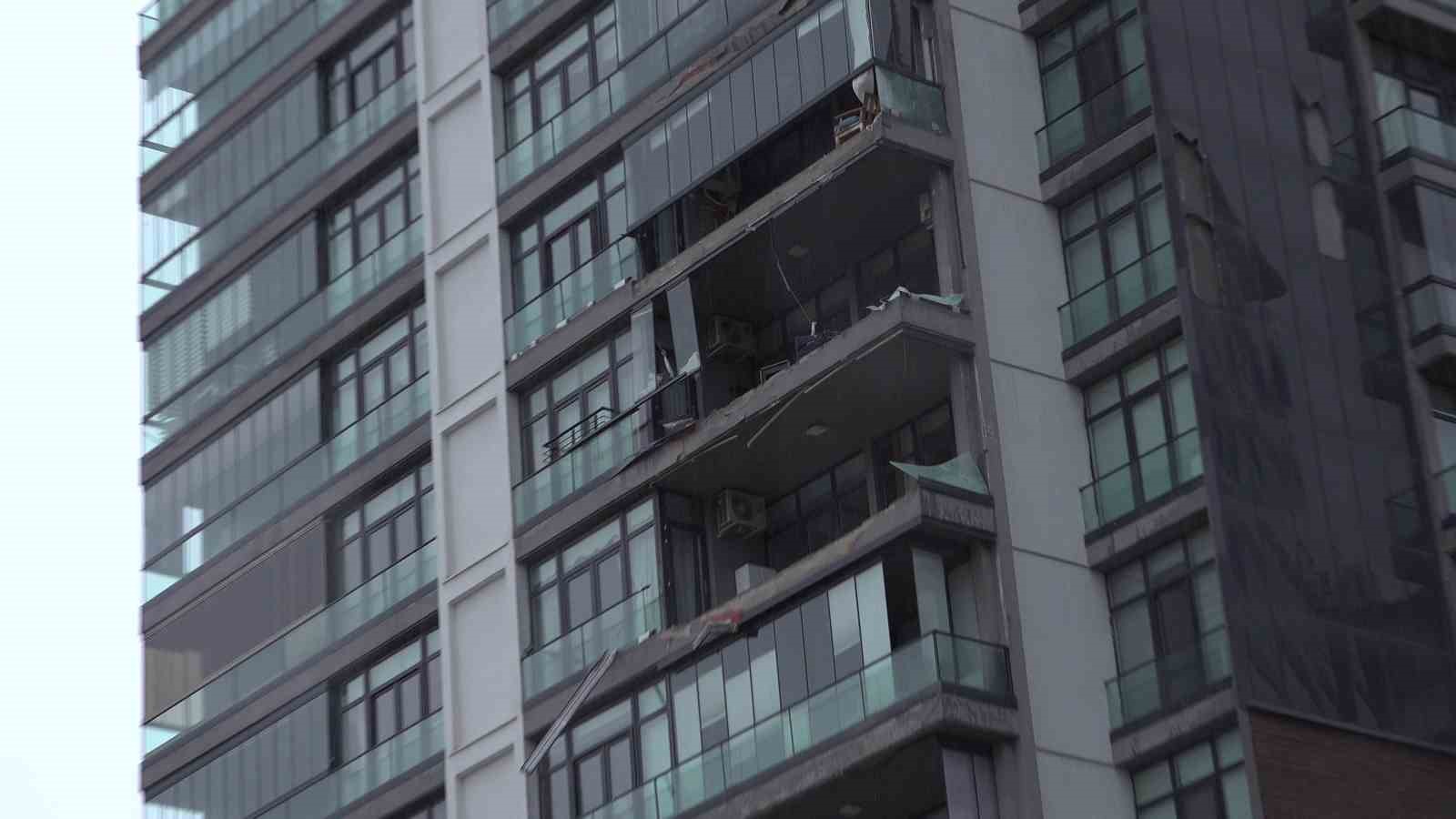 Lüks sitenin cam balkonları lodosla beraber uçtu