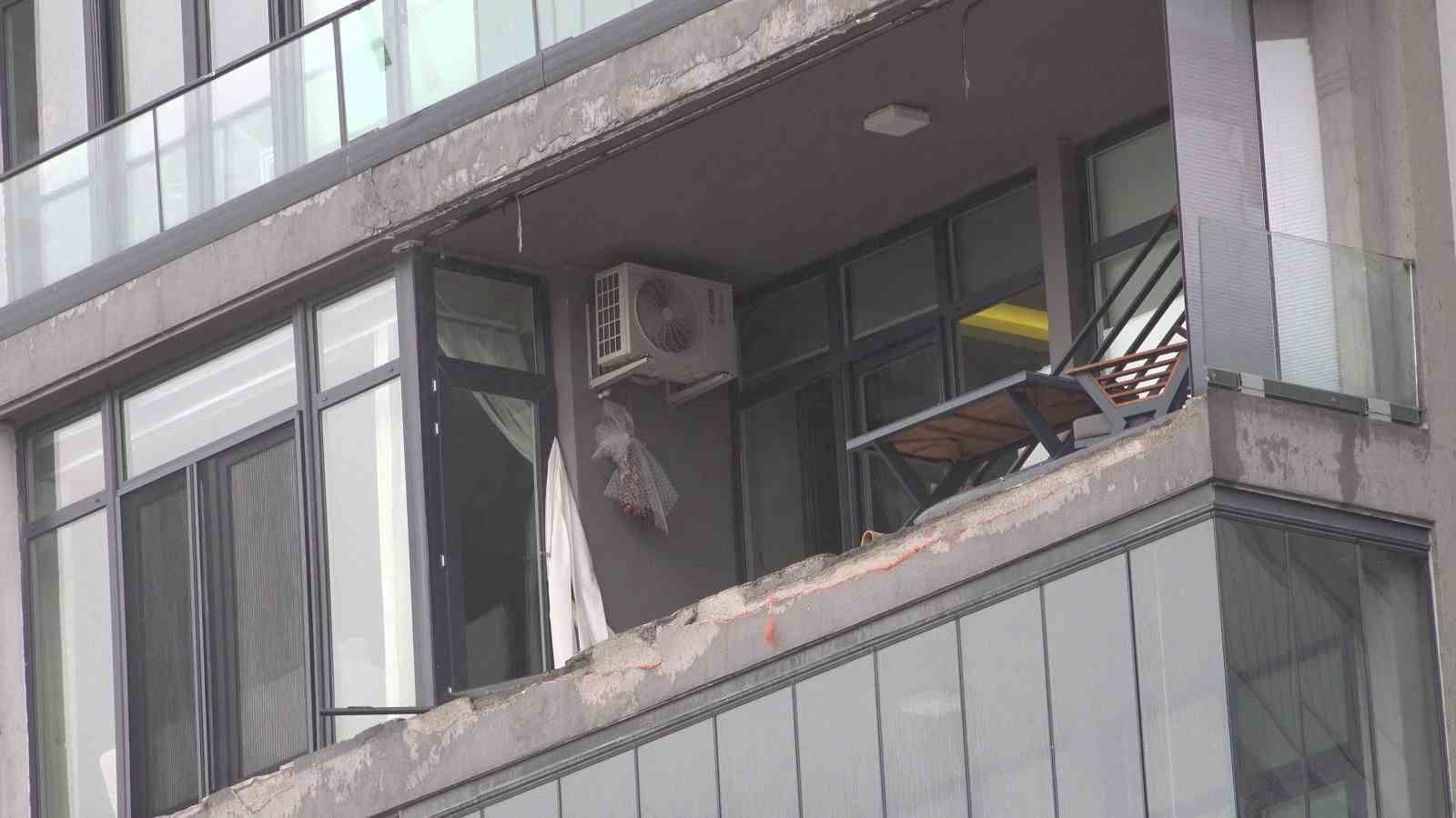 Lüks sitenin cam balkonları lodosla beraber uçtu