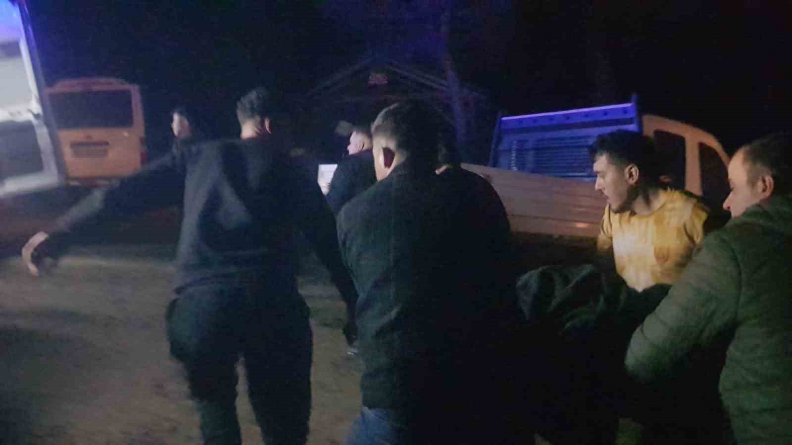 Orman yangınında hasar gören ağaçları taşıyan tır devrildi: 3 yaralı