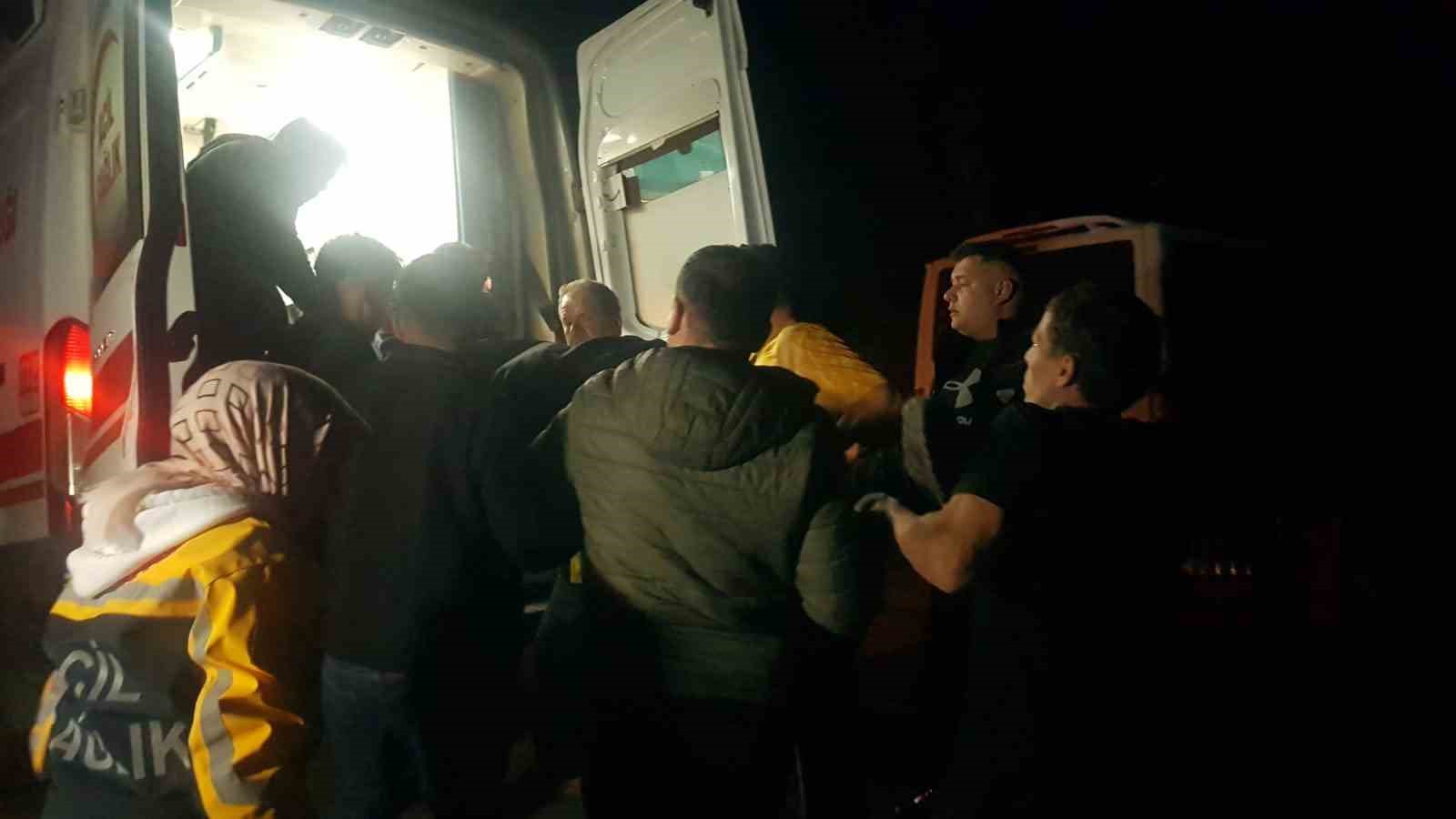 Orman yangınında hasar gören ağaçları taşıyan tır devrildi: 3 yaralı