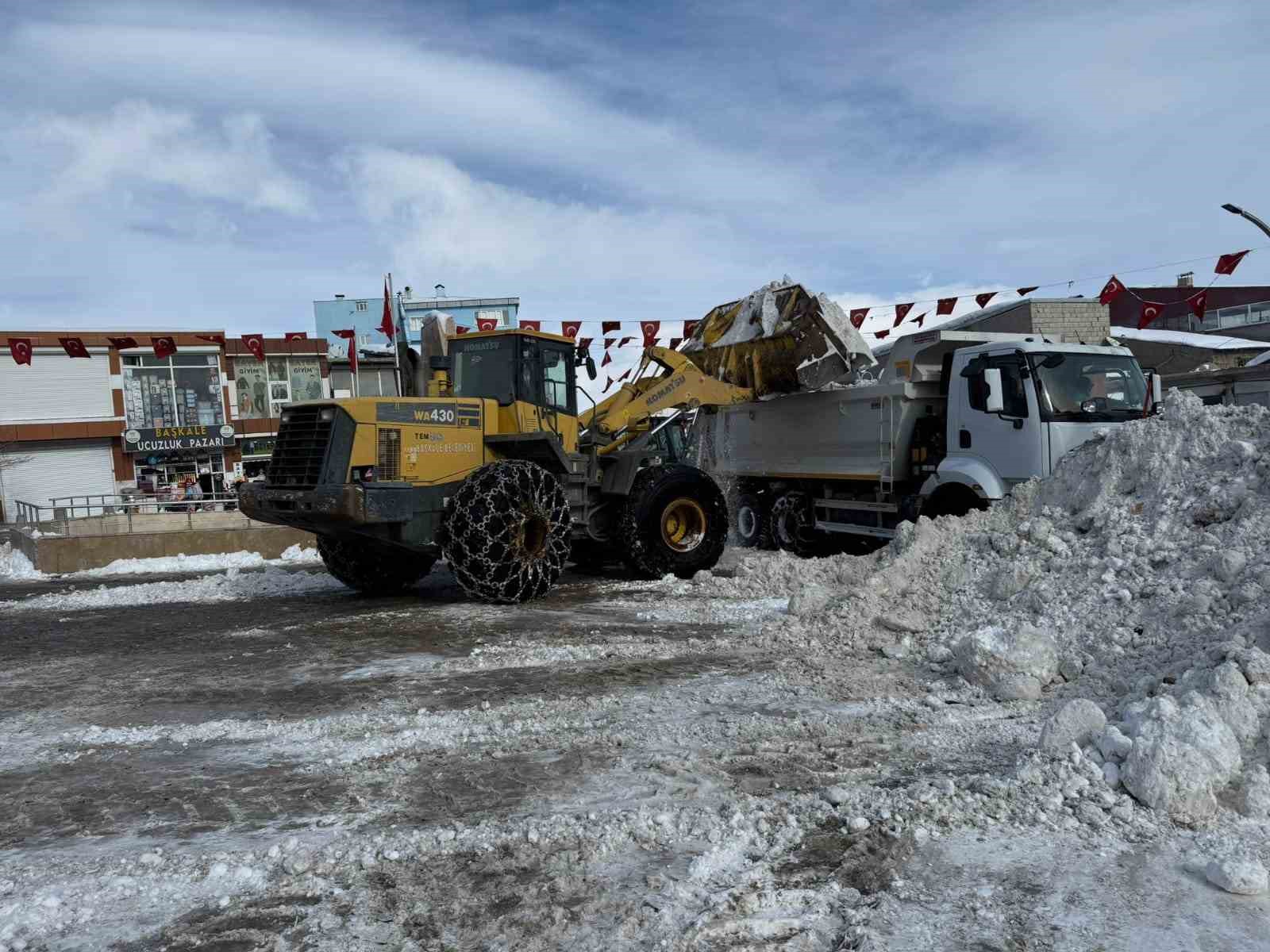 Başkale’de karla mücadele çalışması