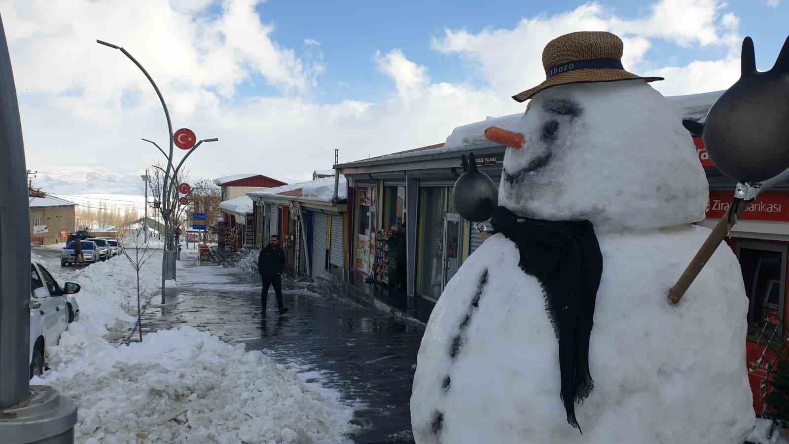 Başkale’de karla mücadele çalışması