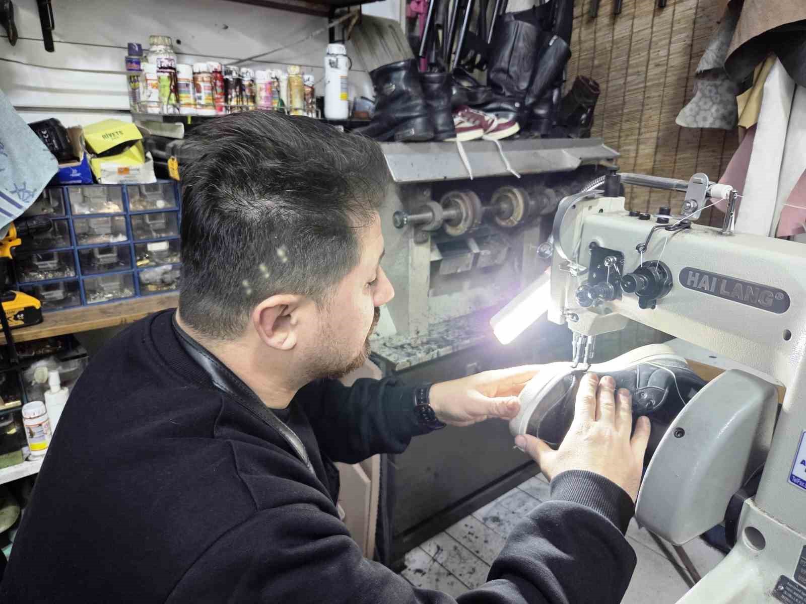 Kara kış ayakkabı tamircilerini ısıttı