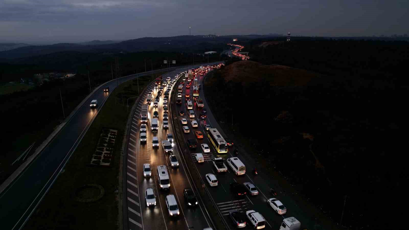 Başakşehir’de zincirleme kaza sonrası oluşan trafik yoğunluğu havadan görüntülendi