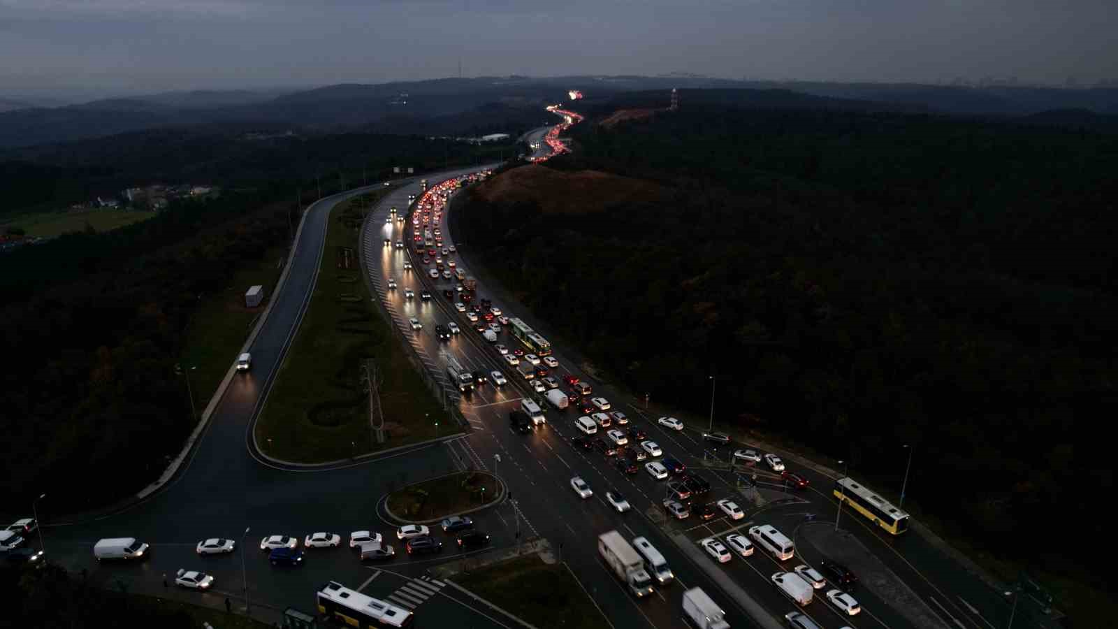 Başakşehir’de zincirleme kaza sonrası oluşan trafik yoğunluğu havadan görüntülendi
