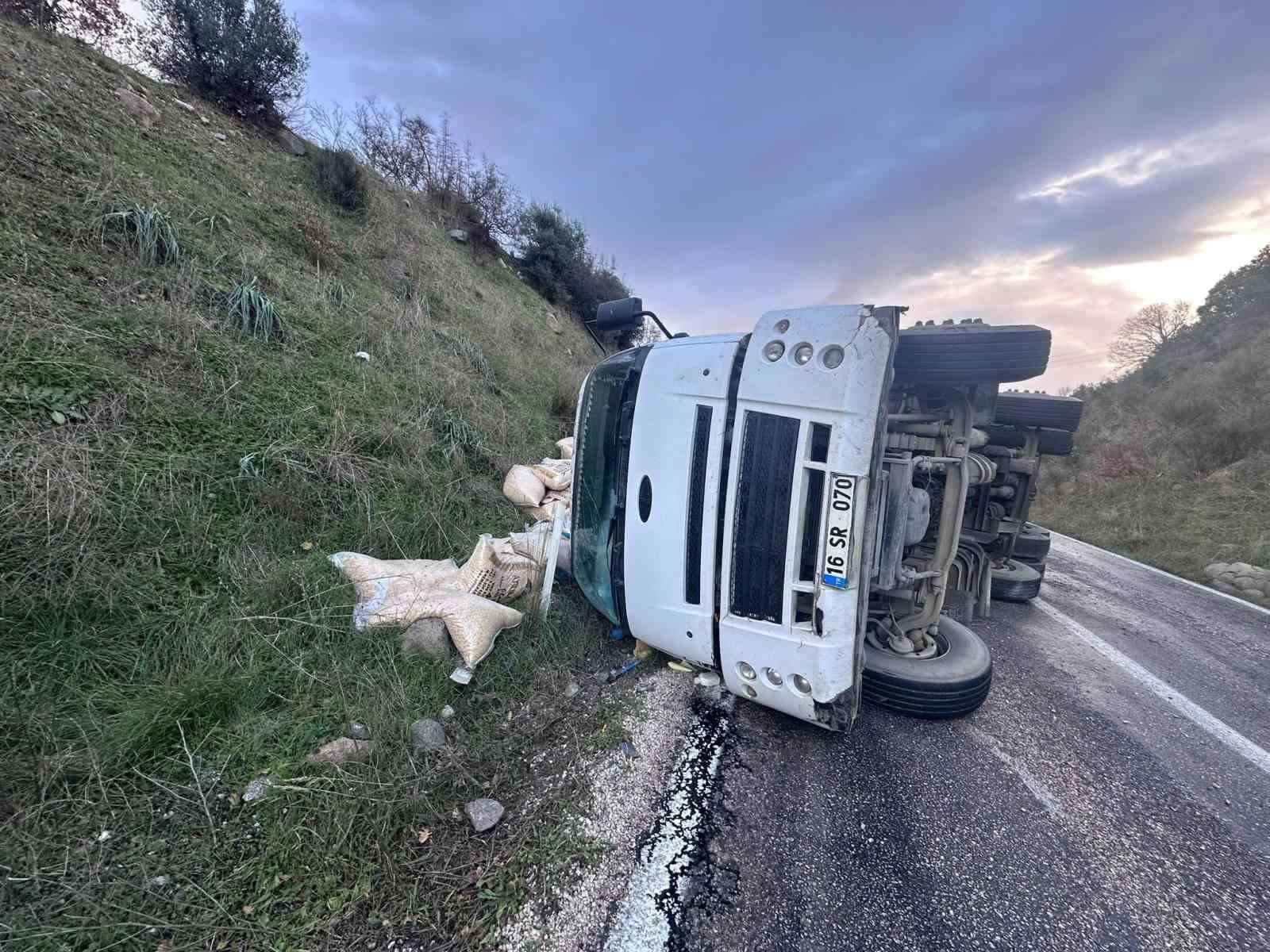 Gönen-Denizkent yolunda kamyon devrildi