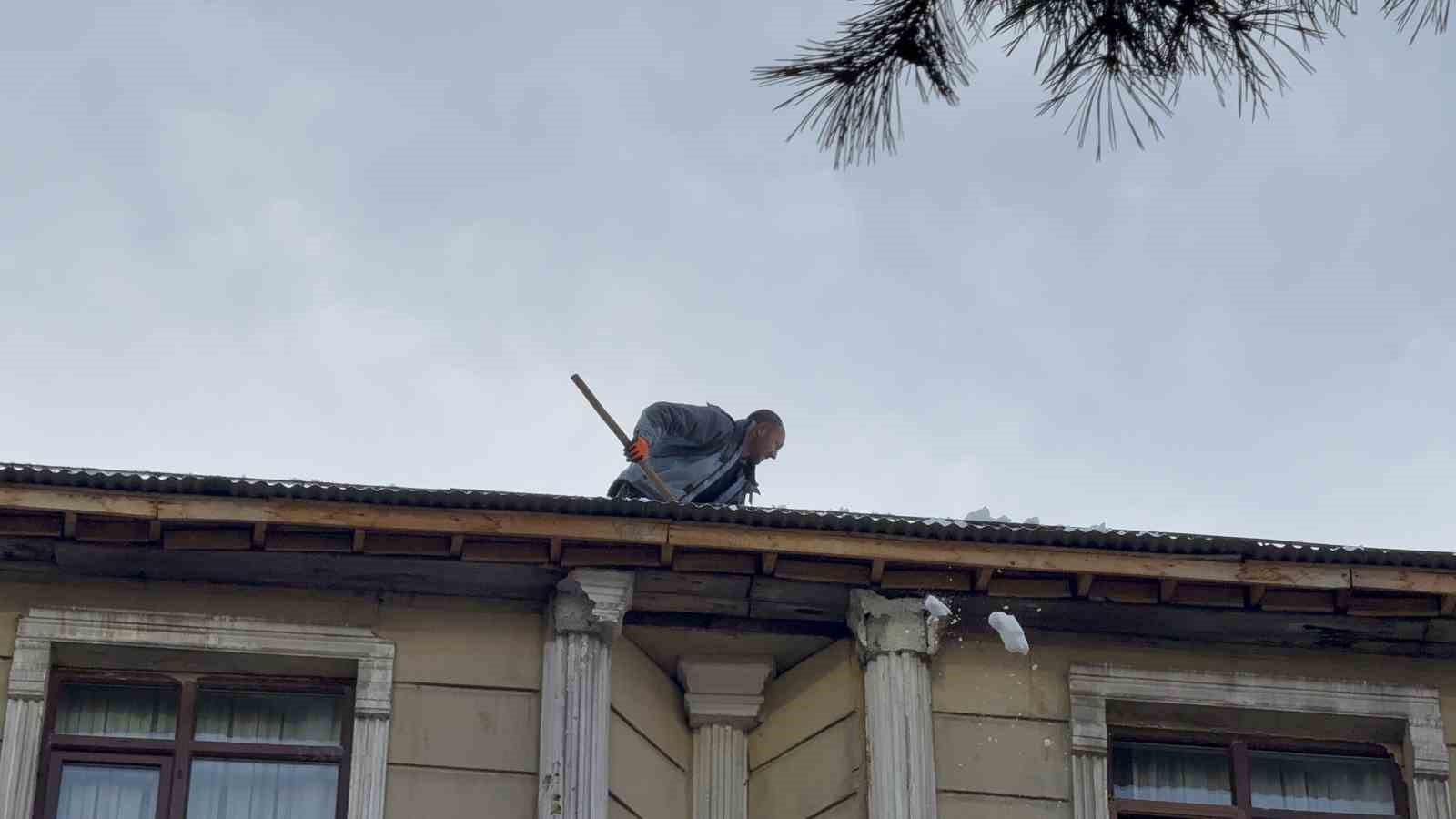 Tatvan’da çatılardaki kar ve buz kütleleri tehlike saçıyor