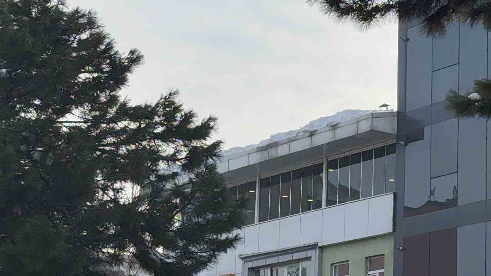 Tatvan’da çatılardaki kar ve buz kütleleri tehlike saçıyor