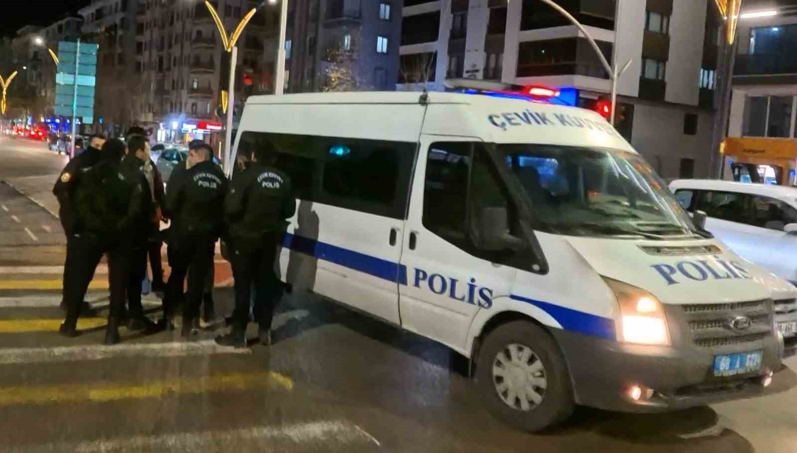 Arabanın içinde bıçaklandı, “Kaçmasaydım beni öldürürdü” dedi