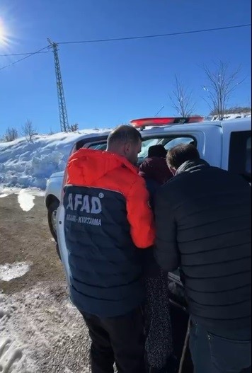 Tunceli’de AFAD’dan peş peşe iki kurtarma operasyonu: 12 yaşındaki çocuk ve yaşlı adam hastaneye ulaştırıldı