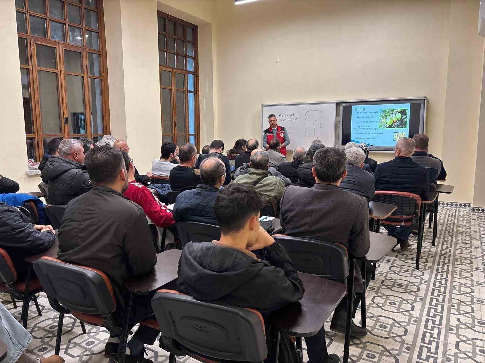 Salihli’de üreticilere ücretsiz budama kursuna yoğun ilgi