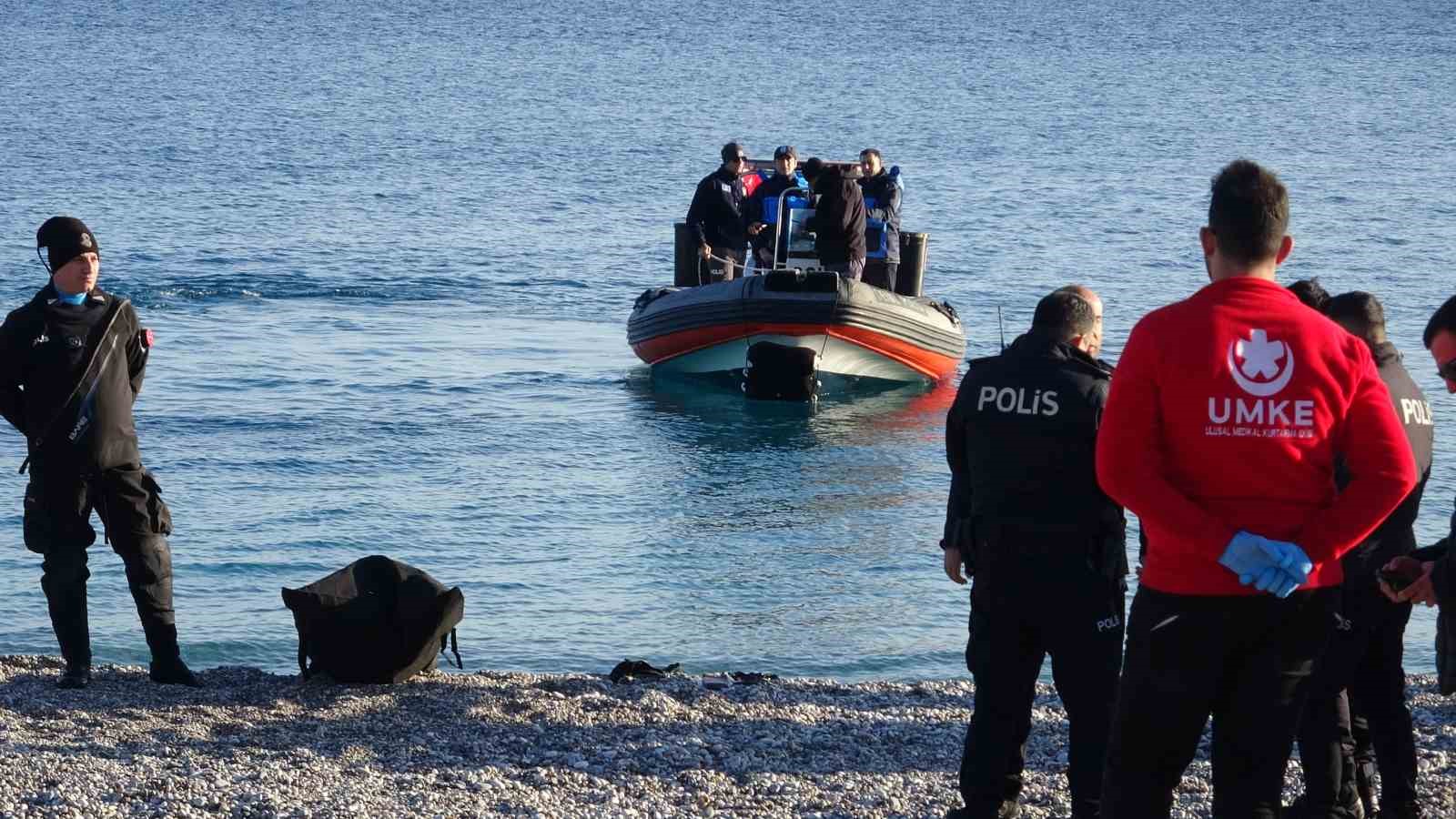 Antalya’da balık tutan vatandaşların oltasına ceset takıldı