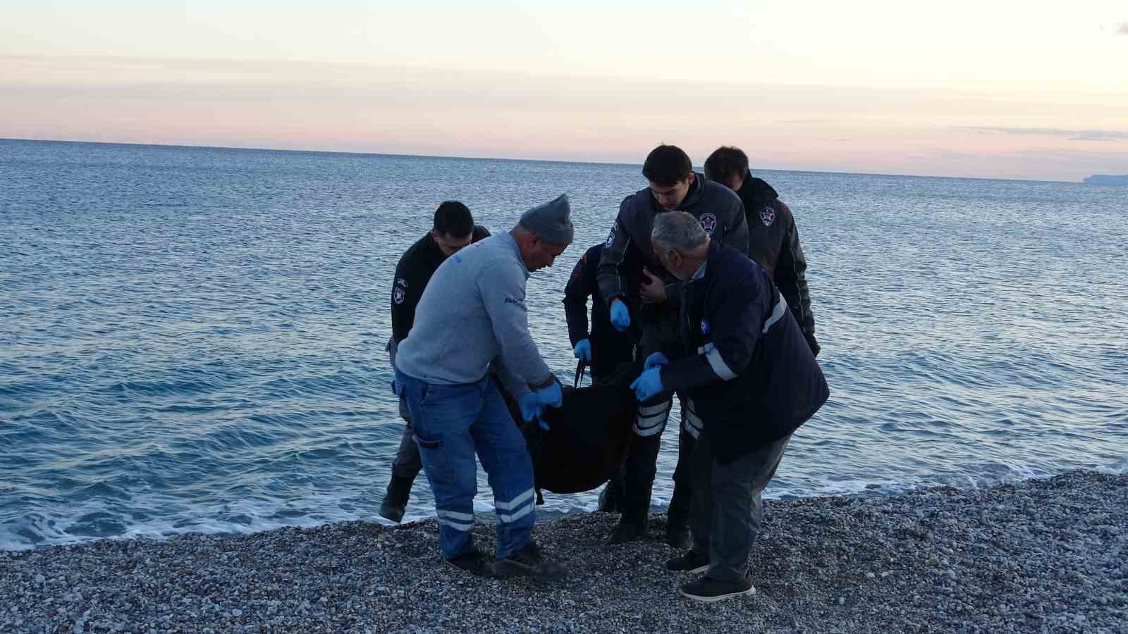 Antalya’da balık tutan vatandaşların oltasına ceset takıldı
