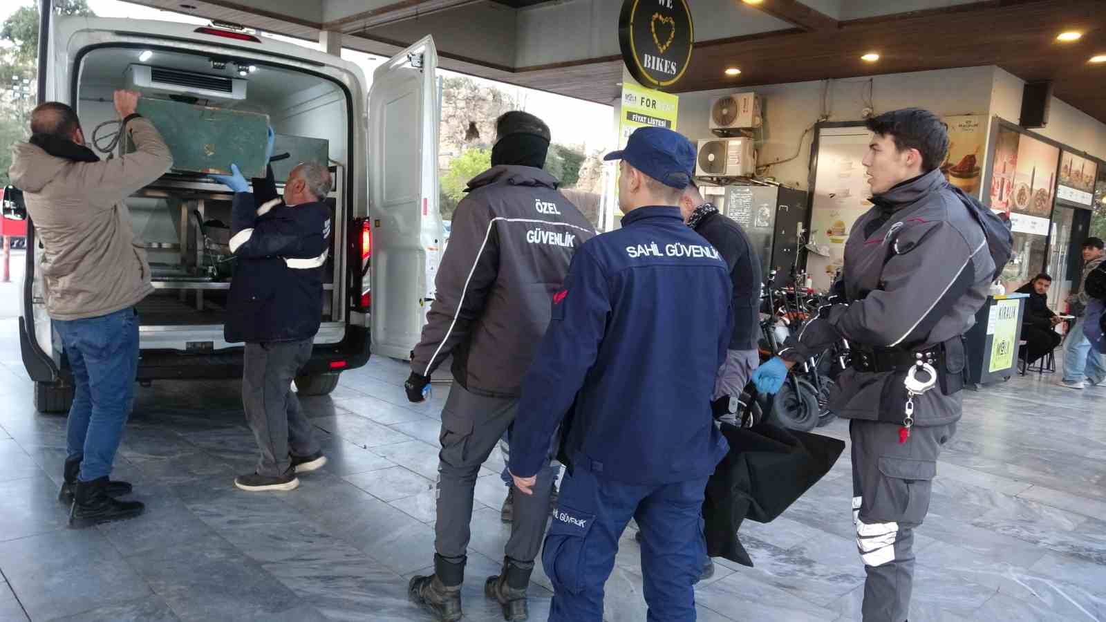 Antalya’da balık tutan vatandaşların oltasına ceset takıldı