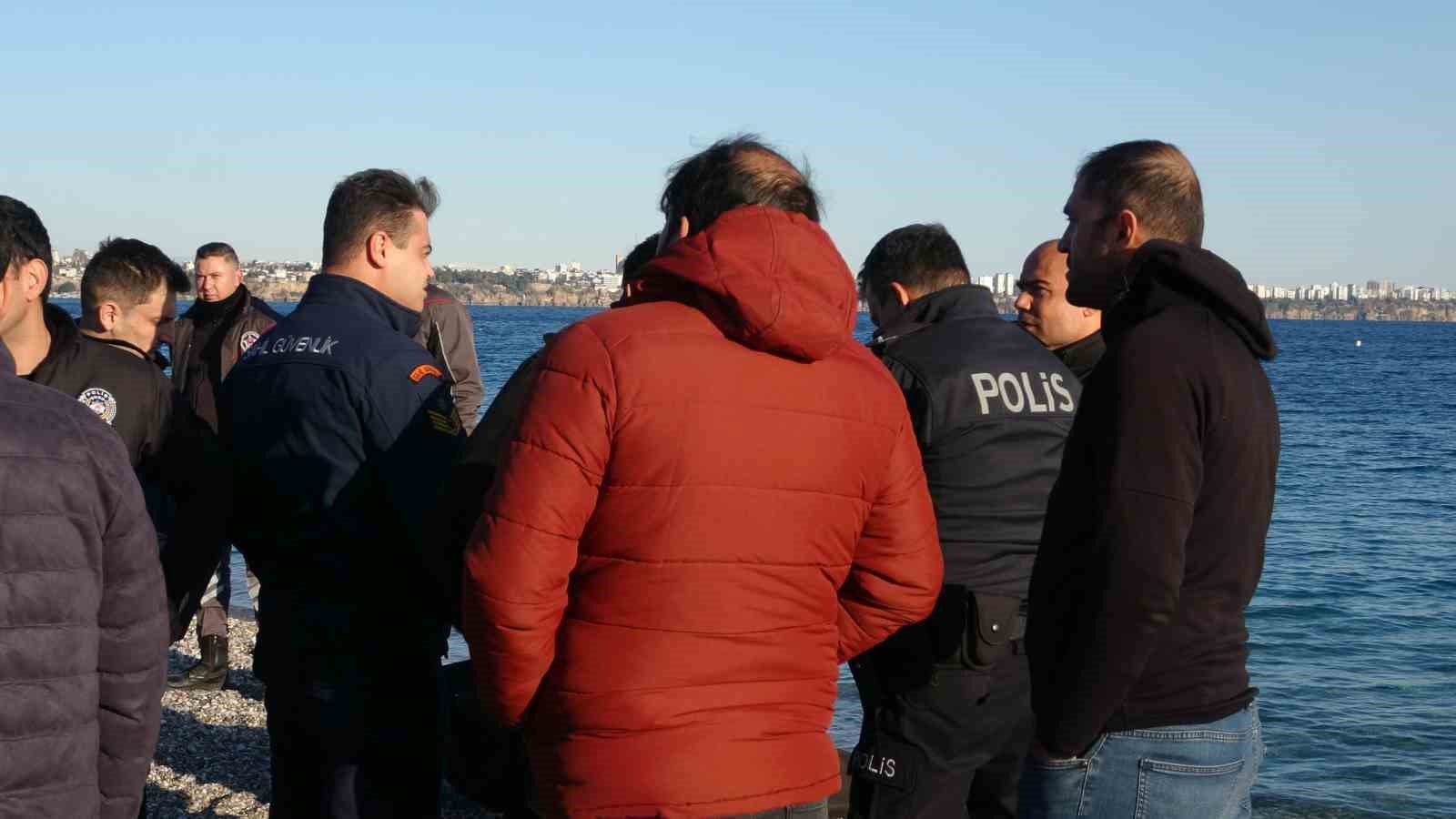 Antalya’da balık tutan vatandaşların oltasına ceset takıldı