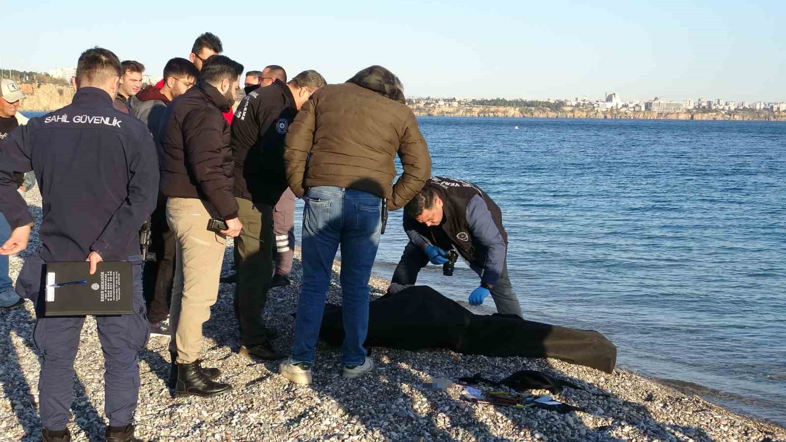 Antalya’da balık tutan vatandaşların oltasına ceset takıldı