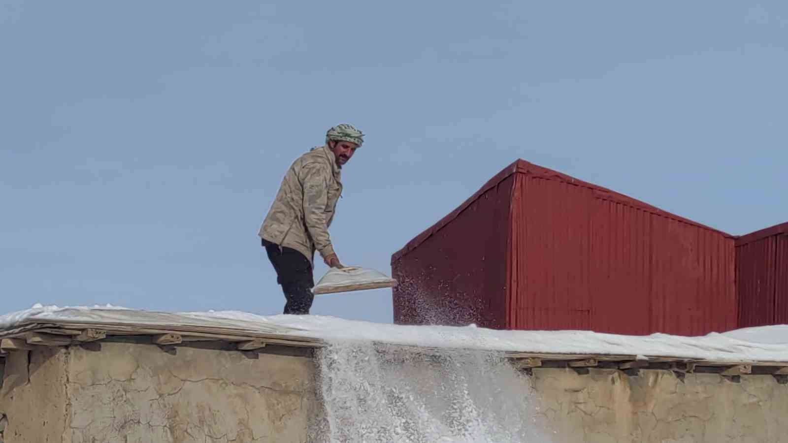 Çatak’ta kar mesaisi: Vatandaşlar damlarda kar temizlemeye başladı