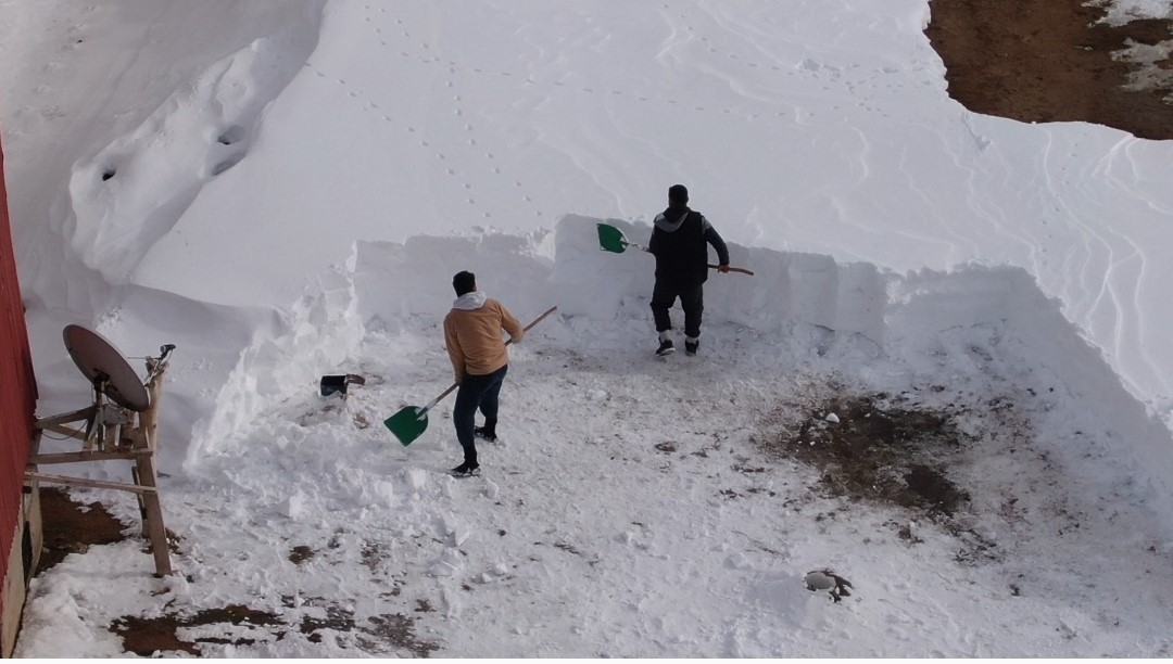 Çatak’ta kar mesaisi: Vatandaşlar damlarda kar temizlemeye başladı