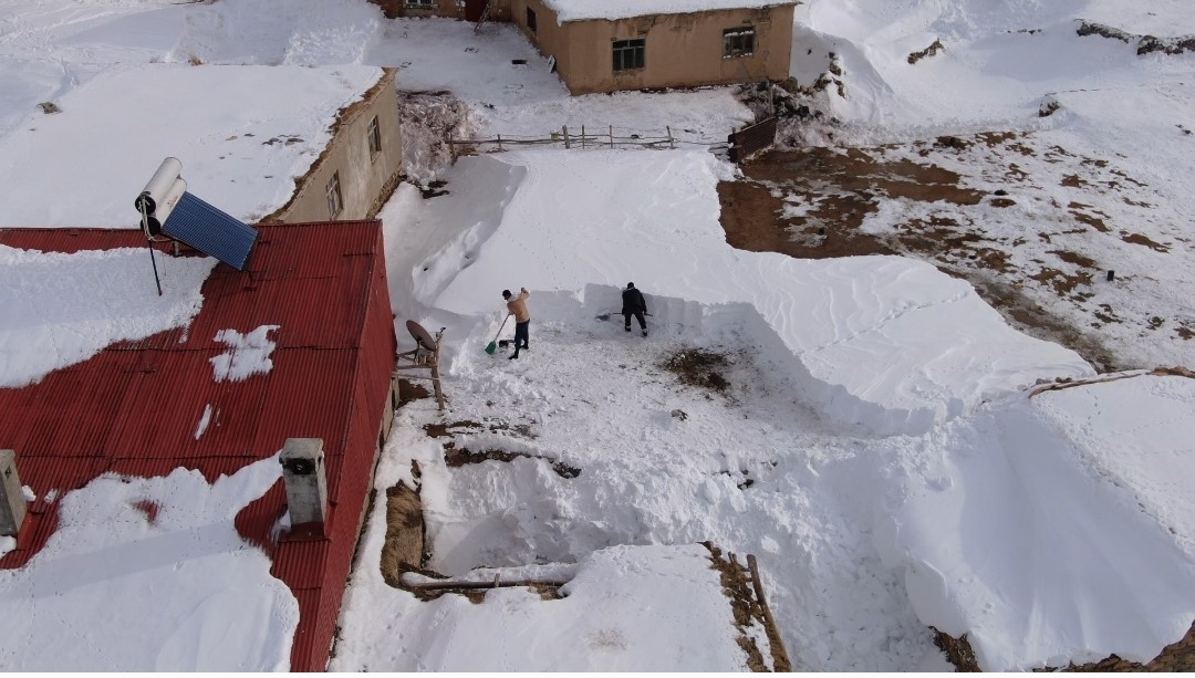 Çatak’ta kar mesaisi: Vatandaşlar damlarda kar temizlemeye başladı