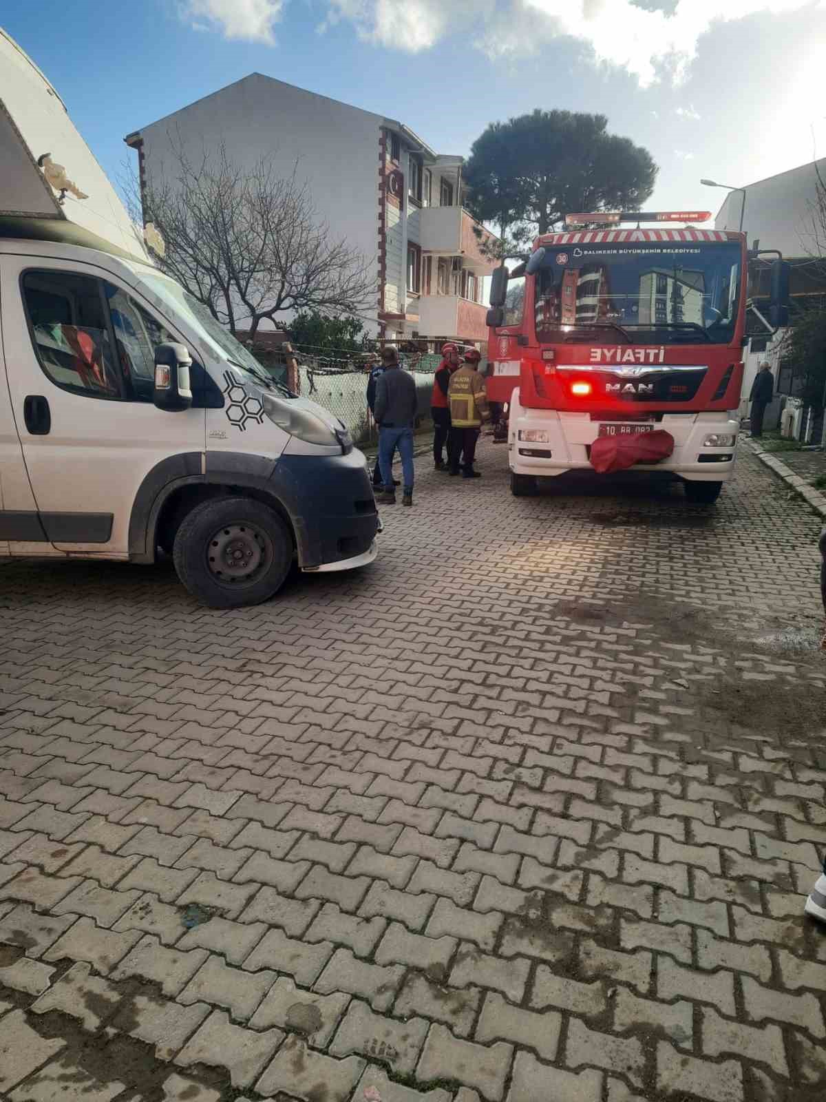 Edremit’te kamyonun altında kalan vatandaşı itfaiye kurtardı