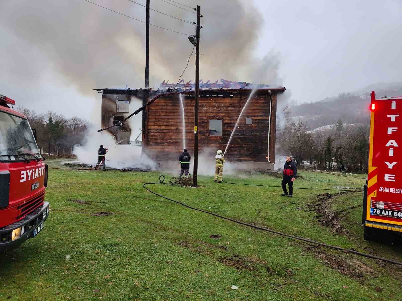 Karabük’te 450 yıllık ahşap cami alevlere teslim oldu