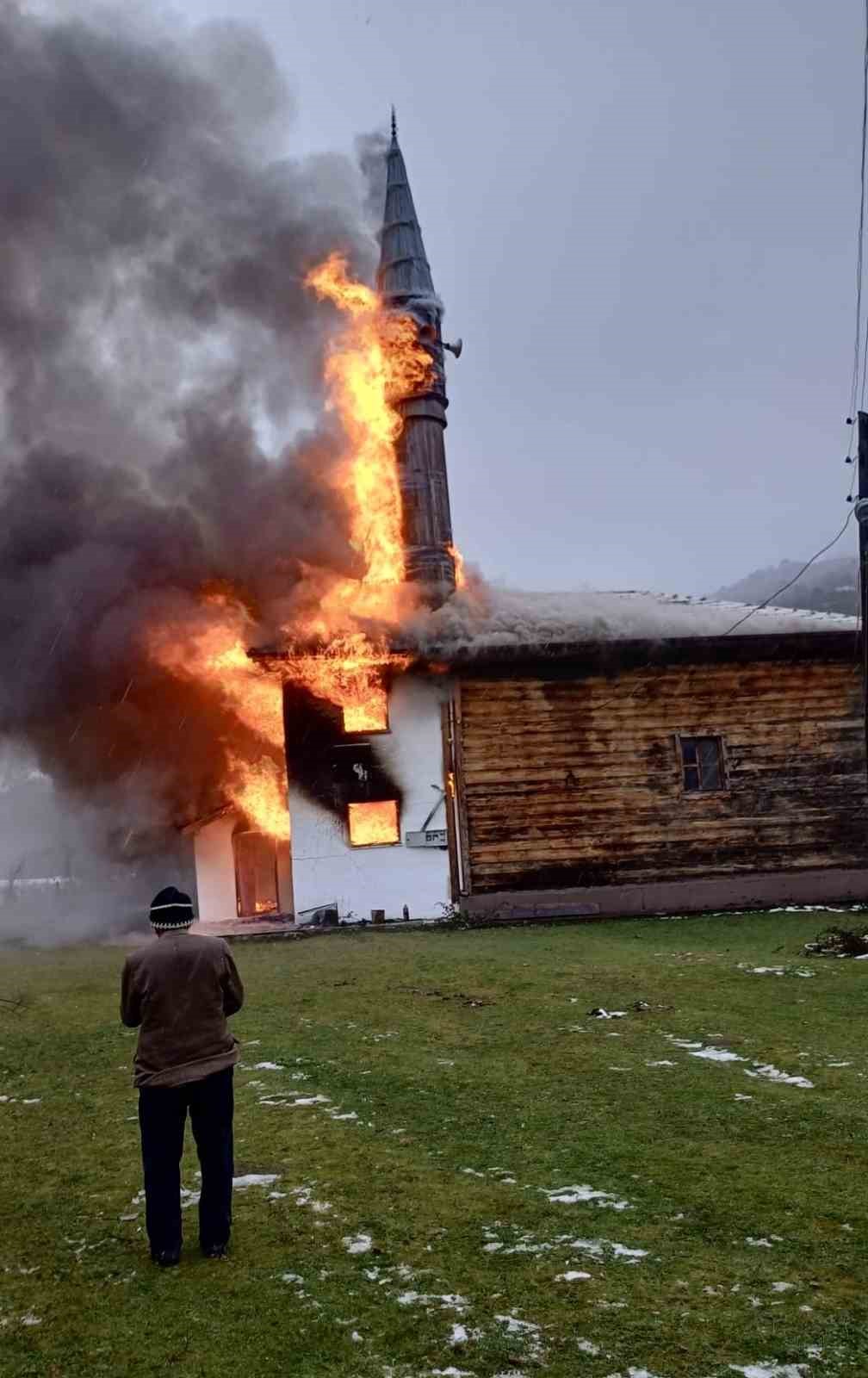 Karabük’te 450 yıllık ahşap cami alevlere teslim oldu